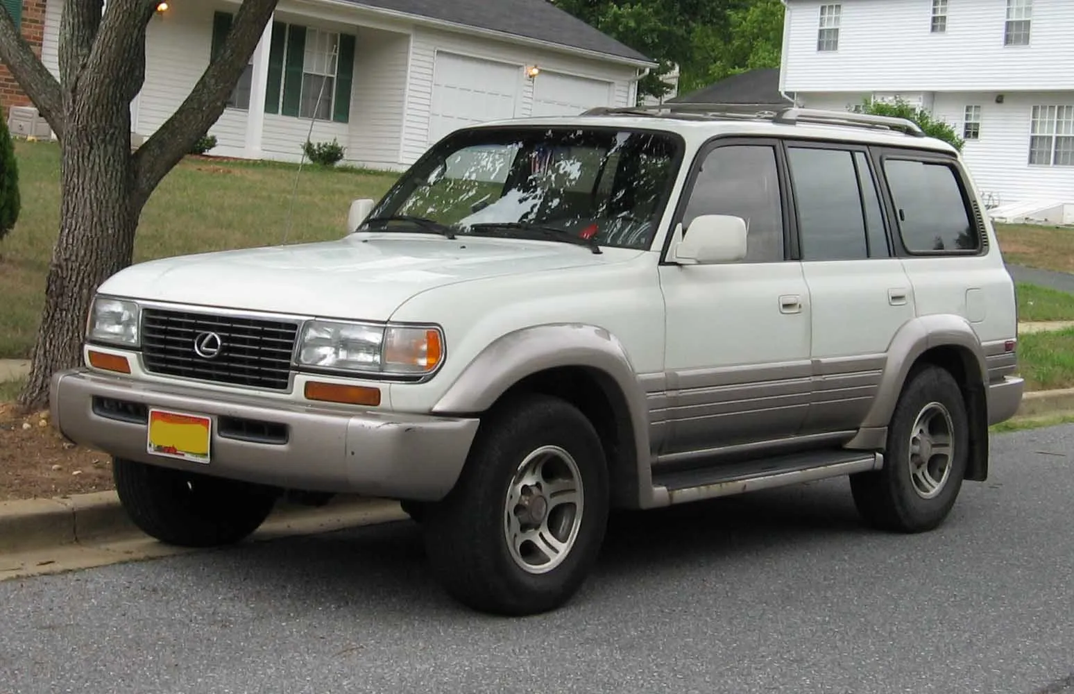 Lexus LX I