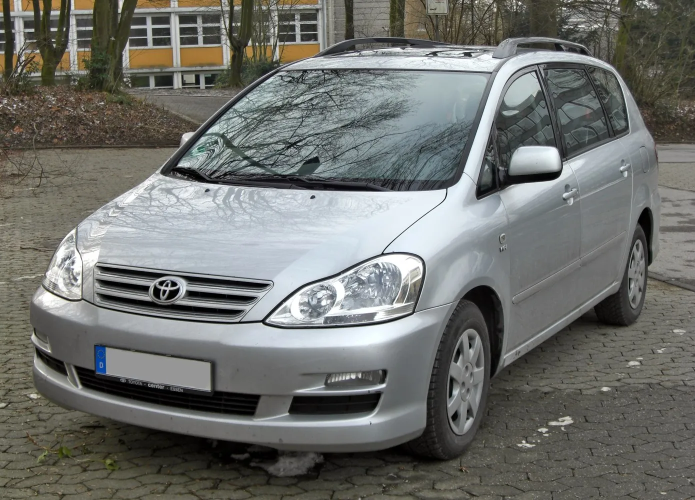 Toyota Avensis Verso facelift 2003