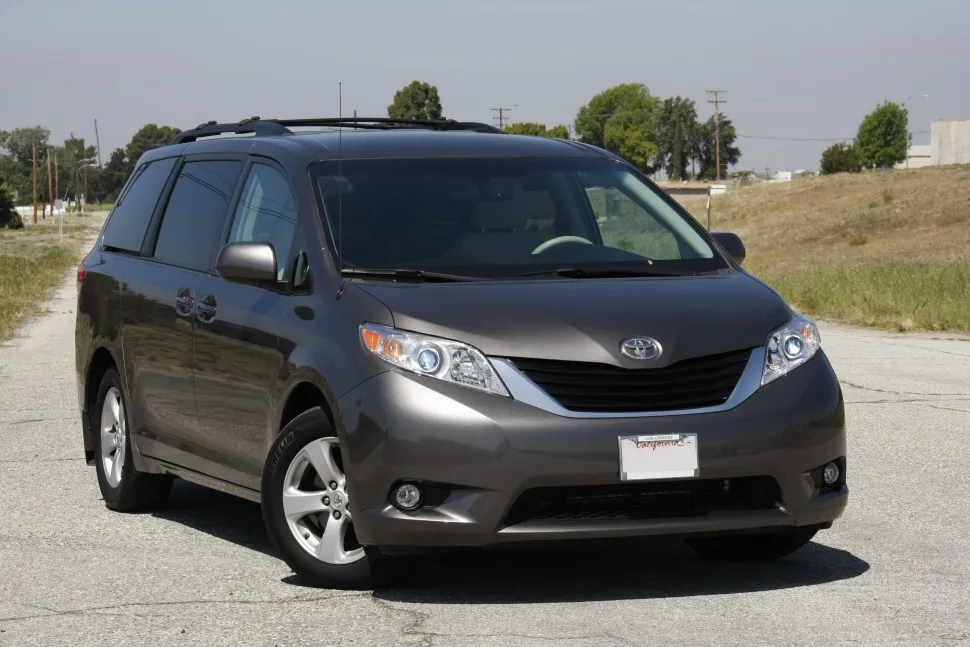 Toyota Sienna III